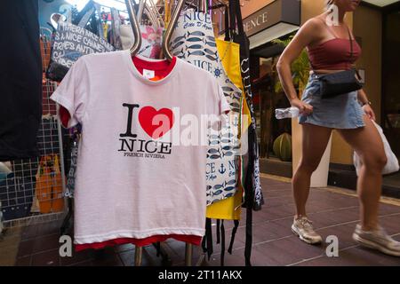 'I love Nice' T-shirt / t-shirt accroché sur l'affichage de chaussée, avec logo de coeur, à vendre dans une boutique de souvenirs touristiques visiteur à Nice, France. (135) Banque D'Images