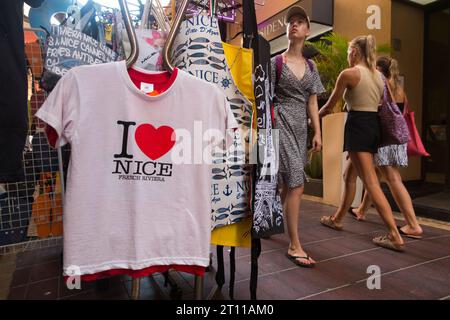 'I love Nice' T-shirt / t-shirt accroché sur l'affichage de chaussée, avec logo de coeur, à vendre dans une boutique de souvenirs touristiques visiteur à Nice, France. (135) Banque D'Images