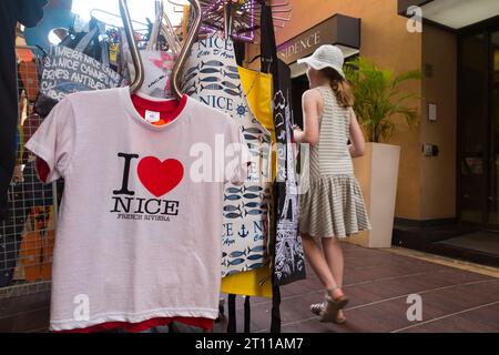 'I love Nice' T-shirt / t-shirt accroché sur l'affichage de chaussée, avec logo de coeur, à vendre dans une boutique de souvenirs touristiques visiteur à Nice, France. (135) Banque D'Images