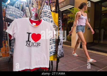 'I love Nice' T-shirt / t-shirt accroché sur l'affichage de chaussée, avec logo de coeur, à vendre dans une boutique de souvenirs touristiques visiteur à Nice, France. (135) Banque D'Images