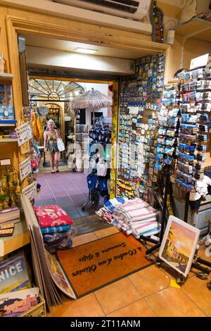 Cadeaux et souvenirs, carte postale, cartes, tasses, photos, affiché sur des étagères et des supports d'affichage à l'intérieur de la boutique de souvenirs touristiques visiteur à Nice. France. (135) Banque D'Images