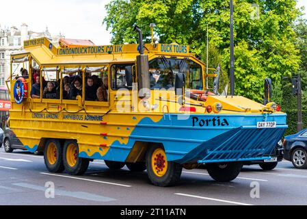 London Duck Tours Limited DUKW véhicule amphibie de guerre circulant sur la route à Westminster, avec passagers à bord. Entièrement chargé. Ex camion militaire Banque D'Images