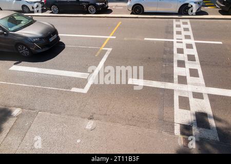 Marquages routiers / marquage lignes blanches etc. Pour Pole position de la grille de départ de la course Grand Prix de Monaco sur le circuit en Principauté. (135) Banque D'Images