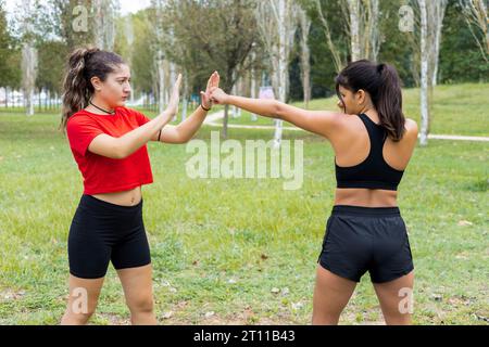 Deux jeunes boxeuses féminines s'entraînant en plein air. Entraînement de boxe et de poinçonnage. Banque D'Images