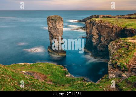 Le château de Yesnaby est un célèbre empilement marin à deux pattes près de Sandwick sur le continent dans les Orcades, en Écosse. Banque D'Images