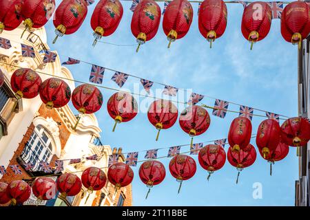 Londres, Angleterre, 07 octobre 2023 : lanternes et drapeaux suspendus au-dessus de Wardour Street après le festival chinois de la lune dans Chinatown. Banque D'Images