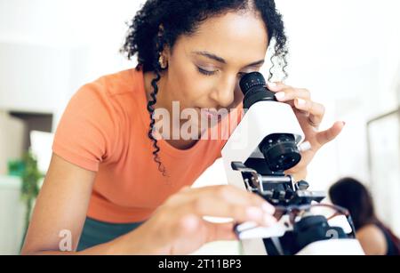 Ophtalmologie, femme au microscope et lunettes pour l'étalonnage, l'examen et la correction de cadre. Instrument dioptrique, lunettes et test d'optométriste sérieux Banque D'Images