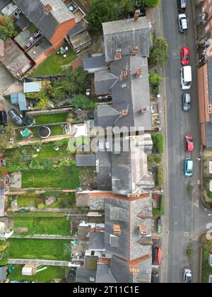 Vue aérienne de logements jumelés avec jardins et parking de rue à Hereford Royaume-Uni vu en octobre 2023 Banque D'Images