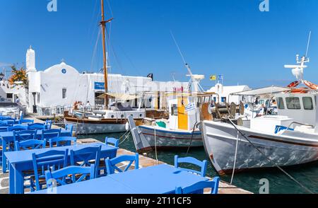 Le célèbre port de Naoussa sur l'île de Paros. Avec ses tavernes et cafés, discothèques et bars au bord de la mer. Banque D'Images