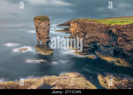 Le château de Yesnaby est un célèbre empilement marin à deux pattes près de Sandwick sur le continent dans les Orcades, en Écosse. Banque D'Images