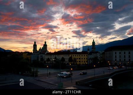 Lever de soleil sur la vieille ville Innsbruck Autriche. Lever de soleil sur la vieille ville d'Innsbruck, Autriche sur les rives de la rivière Inn. Banque D'Images