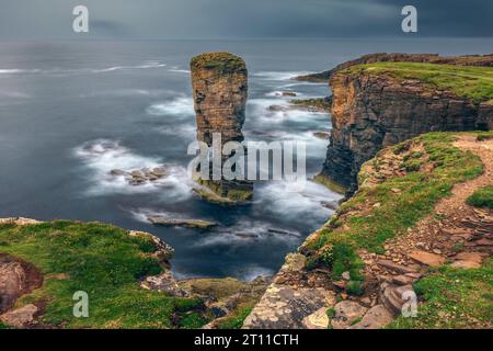 Le château de Yesnaby est un célèbre empilement marin à deux pattes près de Sandwick sur le continent dans les Orcades, en Écosse. Banque D'Images