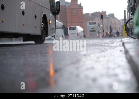 Image fixe à angle bas de la route pendant les jours de pluie. Banque D'Images