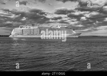 Photo en noir et blanc du Royal Caribbean International Cruise Ship, HYMNE DES MERS au départ du port de Southampton, Royaume-Uni, destination : Vigo Banque D'Images