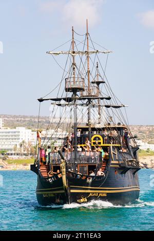 Les touristes sur le bateau pirate sur le thème de Black Pearl retournent au port d'Ayia Napa. Chypre Banque D'Images