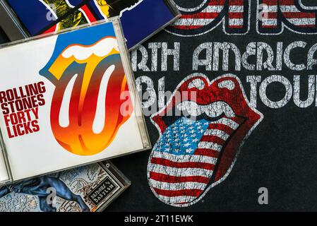 CD du groupe de rock britannique The Rolling Stones Over sur un T-shirt avec le logo The Rolling Stones. Editorial illustratif Banque D'Images