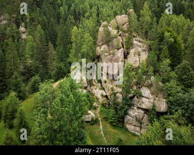 vue aérienne de haut en bas d'un rocher pittoresque situé parmi la forêt d'épinettes dans les montagnes Banque D'Images