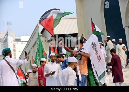 Manifestation contre l'occupation israélienne illégale de la Palestine le 10,2023 octobre, Dhaka, Bangladesh. Les manifestants agitent les drapeaux nationaux de Palestin Banque D'Images