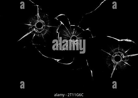trous de balle dans le verre gros plan sur fond noir Banque D'Images