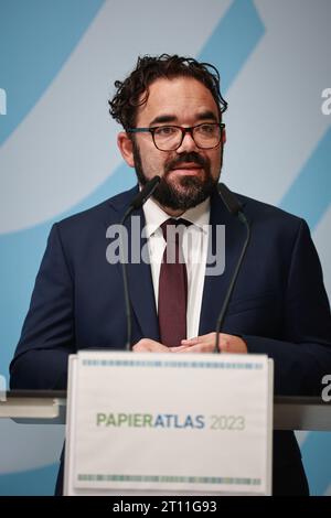 Christian Kühn Bündnis 90/Die Grüne, Parlamentarischer Staatssekretär BEI der Presseanstaltung Papieratlas 2023, Die Initiative Pro Recyclingpapier, das Bundesumweltministerium, der Deutsche Städte, der Deutsche Städtetag- und Gemeindebund, der Deutsche Landkreistag und der Deutsche Hochschulverband stellen den neuen Papieratlas vor, 10.10.2023, Veranshweldes, Bundeseweldes Deutschland *** Christian Kühn Bündnis 90 Die Grüne, Secrétaire d'Etat parlementaire à la conférence de presse Paper Atlas 2023, The Initiative Pro Recycling Paper, le Ministère fédéral de l'Environnement, t Banque D'Images