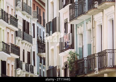 Superbe rangée de balcons sur les bâtiments de rue à Pamplona! Les façades complexes et les couleurs vibrantes ajoutent une touche charmante au quartier Banque D'Images