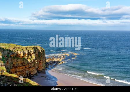 Hopeman Moray Coast Scotland grès falaise ciel bleu et mer sauvage en octobre Banque D'Images