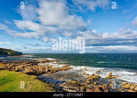 Hopeman Moray Coast Scotland Sandstone fait basculer un ciel bleu et une mer sauvage en octobre Banque D'Images