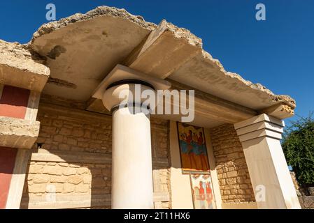Knossos, Crète - Grèce - 21 septembre 2023 : le Propylaeum du Sud au Palais de Knossos., Crète, Grèce. Banque D'Images