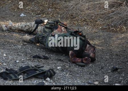 (NOTE DE LA RÉDACTION : l'image représente la mort) corps morts vus après l'opération inondation Al-Aqsa lancée par les Brigades Izz ad-DIN al-Qassam, la branche armée du groupe de résistance palestinien Hamas à Sderot. Les combats entre soldats israéliens et militants islamistes du Hamas se poursuivent dans la zone frontalière avec Gaza. Le nombre de morts parmi les Israéliens est passé à 600, ont rapporté les médias israéliens. Banque D'Images