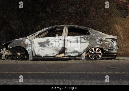 Sderot, Israël. 08 octobre 2023. Un véhicule détruit vu après l’opération inondation Al-Aqsa lancée par les Brigades Izz ad-DIN al-Qassam, la branche armée du groupe de résistance palestinien Hamas à Sderot. Les combats entre soldats israéliens et militants islamistes du Hamas se poursuivent dans la zone frontalière avec Gaza. Le nombre de morts parmi les Israéliens est passé à 600, ont rapporté les médias israéliens. (Photo de Saeed Qaq/SOPA Images/Sipa USA) crédit : SIPA USA/Alamy Live News Banque D'Images