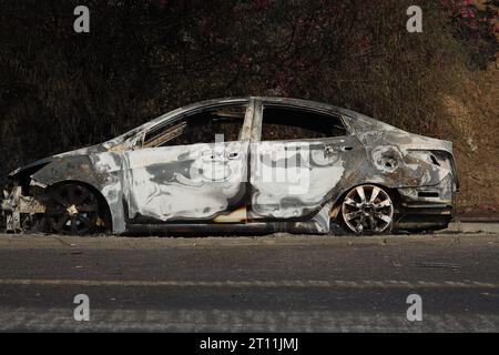 Sderot, Israël. 8 octobre 2023. Un véhicule détruit vu après l’opération inondation Al-Aqsa lancée par les Brigades Izz ad-DIN al-Qassam, la branche armée du groupe de résistance palestinien Hamas à Sderot. Les combats entre soldats israéliens et militants islamistes du Hamas se poursuivent dans la zone frontalière avec Gaza. Le nombre de morts parmi les Israéliens est passé à 600, ont rapporté les médias israéliens. (Image de crédit : © Saeed Qaq/SOPA Images via ZUMA Press Wire) USAGE ÉDITORIAL SEULEMENT! Non destiné à UN USAGE commercial ! Banque D'Images