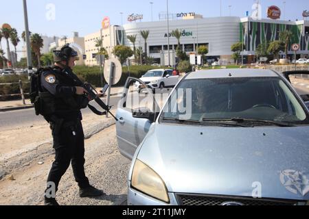 Ashkelon, Israël. 8 octobre 2023. Les forces israéliennes renforcent les mesures de sécurité après les attaques du Hamas à Ashkelon hier. Les combats entre soldats israéliens et militants islamistes du Hamas se poursuivent dans la zone frontalière avec Gaza. Le nombre de morts parmi les Israéliens est passé à 600, ont rapporté les médias israéliens. (Image de crédit : © Saeed Qaq/SOPA Images via ZUMA Press Wire) USAGE ÉDITORIAL SEULEMENT! Non destiné à UN USAGE commercial ! Banque D'Images