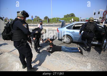 Ashkelon, Israël. 8 octobre 2023. Les forces israéliennes renforcent les mesures de sécurité après les attaques du Hamas à Ashkelon hier. Les combats entre soldats israéliens et militants islamistes du Hamas se poursuivent dans la zone frontalière avec Gaza. Le nombre de morts parmi les Israéliens est passé à 600, ont rapporté les médias israéliens. (Image de crédit : © Saeed Qaq/SOPA Images via ZUMA Press Wire) USAGE ÉDITORIAL SEULEMENT! Non destiné à UN USAGE commercial ! Banque D'Images