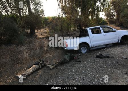 Sderot, Israël. 8 octobre 2023. (NOTE DE L'ÉDITEUR : l'image représente la mort) .corps morts vus après l'opération inondation Al-Aqsa lancée par les Brigades Izz ad-DIN al-Qassam, la branche armée du groupe de résistance palestinien Hamas à Sderot. Les combats entre soldats israéliens et militants islamistes du Hamas se poursuivent dans la zone frontalière avec Gaza. Le nombre de morts parmi les Israéliens est passé à 600, ont rapporté les médias israéliens. (Image de crédit : © Saeed Qaq/SOPA Images via ZUMA Press Wire) USAGE ÉDITORIAL SEULEMENT! Non destiné à UN USAGE commercial ! Banque D'Images
