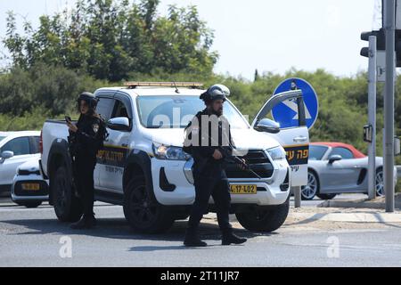 Ashkelon, Israël. 8 octobre 2023. Les forces israéliennes renforcent les mesures de sécurité après les attaques du Hamas à Ashkelon hier. Les combats entre soldats israéliens et militants islamistes du Hamas se poursuivent dans la zone frontalière avec Gaza. Le nombre de morts parmi les Israéliens est passé à 600, ont rapporté les médias israéliens. (Image de crédit : © Saeed Qaq/SOPA Images via ZUMA Press Wire) USAGE ÉDITORIAL SEULEMENT! Non destiné à UN USAGE commercial ! Banque D'Images