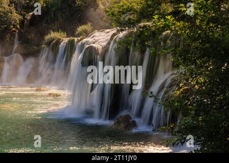 pittoresques cascades multiples des cascades de roski slap dans le parc national de krka en croatie Banque D'Images