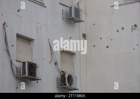 Une maison murale vue avec des trous de balle dans la ville d'Ashkelon, dans le sud d'Israël, après une attaque à la roquette depuis Gaza. Les combats entre soldats israéliens et militants islamistes du Hamas se poursuivent dans la zone frontalière avec Gaza. Stupéfait par l’assaut sans précédent sur son territoire, un Israël en deuil a compté plus de 700 morts et a lancé un barrage de frappes sur Gaza qui ont fait grimper le nombre de morts là-bas à 493 selon les responsables palestiniens. Banque D'Images