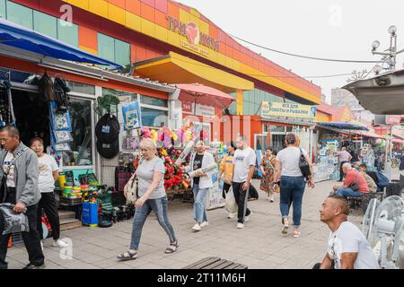 (231010) -- PÉKIN, 10 octobre 2023 (Xinhua) -- les gens font des achats dans un marché chinois à Blagoveshchensk, Russie, 25 juillet 2023. La ville chinoise de Heihe fait face à la ville russe de Blagoveshchensk de l'autre côté de la rivière Heilongjiang, connue en Russie sous le nom de rivière Amour. En juin de l'année dernière, le pont routier transfrontalier Heihe-Blagoveshchensk au-dessus de la rivière Heilongjiang a été ouvert à la circulation. Le pont a joué un rôle important dans l'augmentation du chiffre d'affaires et a ouvert une nouvelle page dans le développement des relations bilatérales. (Photo de Guo Feizhou/Xinhua) Banque D'Images