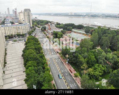 (231010) -- PÉKIN, 10 octobre 2023 (Xinhua) -- cette photo aérienne prise le 10 août 2023 montre une vue de la ville de Heihe, dans la province du Heilongjiang au nord-est de la Chine. La ville chinoise de Heihe fait face à la ville russe de Blagoveshchensk de l'autre côté de la rivière Heilongjiang, connue en Russie sous le nom de rivière Amour. En juin de l'année dernière, le pont routier transfrontalier Heihe-Blagoveshchensk au-dessus de la rivière Heilongjiang a été ouvert à la circulation. Le pont a joué un rôle important dans l'augmentation du chiffre d'affaires et a ouvert une nouvelle page dans le développement des relations bilatérales. (Xinhua/Wang Song) Banque D'Images