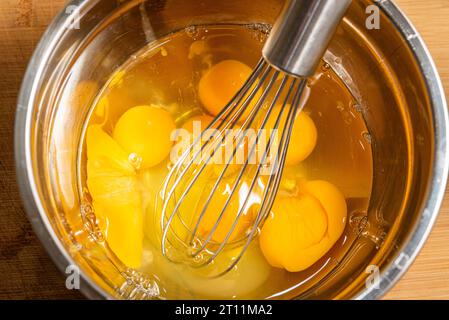 Préparation des œufs mélangés pour le plat de pâtes ziti cuit au four dans Home Kitchen Banque D'Images