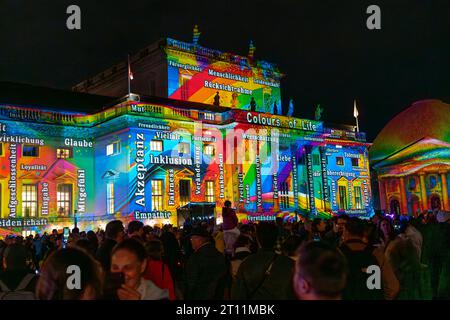 Die angestrahlte Deutsche Staatsoper auf dem Bebelplatz während des 19. Festivals de lumière à Berlin. Im hintergrund rechts die St. Hedwigs Kathedrale. *** L'Opéra d'État allemand illuminé sur Bebelplatz pendant le Festival de la lumière 19 à Berlin en arrière-plan sur la droite cathédrale St Hedwigs Banque D'Images