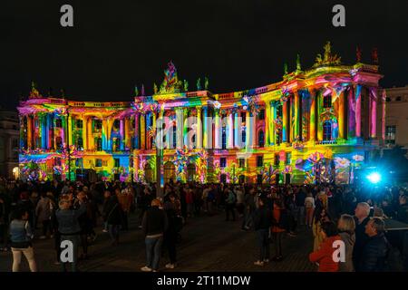 Die angestrahlte Alte Bibliothek ehemals Königliche Bibliothek auf dem Bebelplatz während des 19. Festivals de lumière à Berlin. Heute beherbergt das Gebäude die Juristische Fakultät der Humboldt-Universität. *** La vieille bibliothèque illuminée anciennement Bibliothèque royale sur Bebelplatz pendant le Festival de la lumière de 19 à Berlin aujourd'hui, le bâtiment abrite la Faculté de droit de l'Université Humboldt Banque D'Images