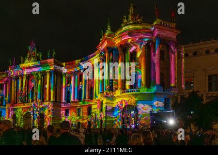 Die angestrahlte Alte Bibliothek ehemals Königliche Bibliothek auf dem Bebelplatz während des 19. Festivals de lumière à Berlin. Heute beherbergt das Gebäude die Juristische Fakultät der Humboldt-Universität. *** La vieille bibliothèque illuminée anciennement Bibliothèque royale sur Bebelplatz pendant le Festival de la lumière de 19 à Berlin aujourd'hui, le bâtiment abrite la Faculté de droit de l'Université Humboldt Banque D'Images