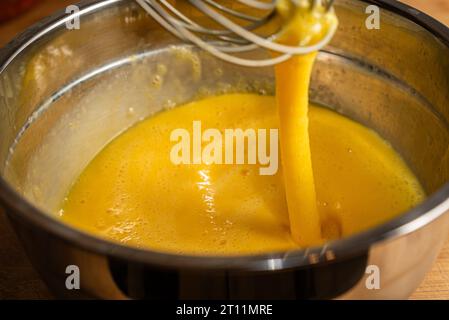 Préparation des œufs mélangés pour le plat de pâtes ziti cuit au four dans Home Kitchen Banque D'Images