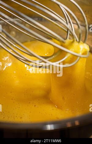Préparation des œufs mélangés pour le plat de pâtes ziti cuit au four dans Home Kitchen Banque D'Images