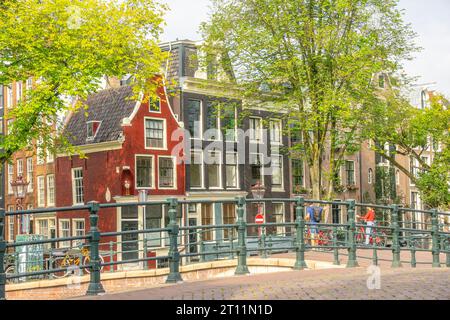 Pays-Bas. Façades de bâtiments typiques sur le remblai d'été du canal d'Amsterdam. Journée ensoleillée Banque D'Images