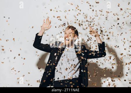 Jeune homme dansant à une fête de la veille du nouvel an Banque D'Images