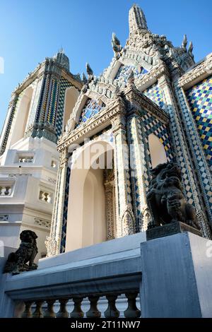 Wat Phra Kaew communément connu comme le Temple du Bouddha d'émeraude, est considéré comme le temple bouddhiste le plus sacré en Thaïlande. Banque D'Images