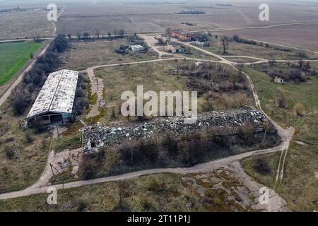 Ferme abandonnée, vue aérienne. Bâtiments industriels en ruine. Banque D'Images