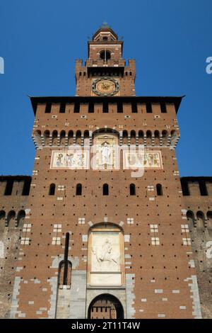 La Torre del Filarete - tour de l'horloge du château des Sforza à Milan, Italie, Europe Banque D'Images